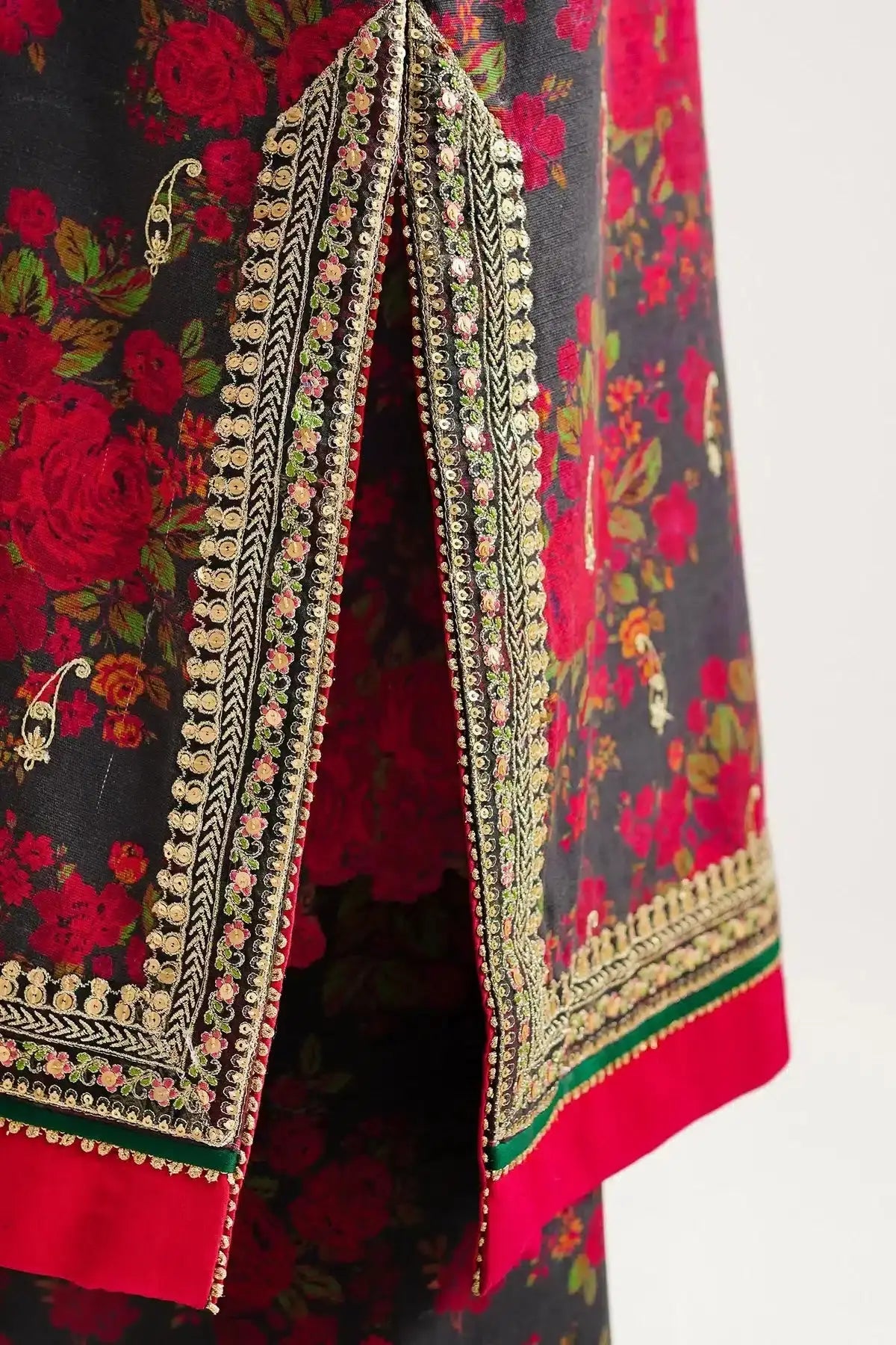 Zara ShahJahan | Winter Shawl 23 | WS23-D3 - Pakistani Designer Dress - by Zara Sahjahan | Type: Luxury - 100% Original at Saira Sultan