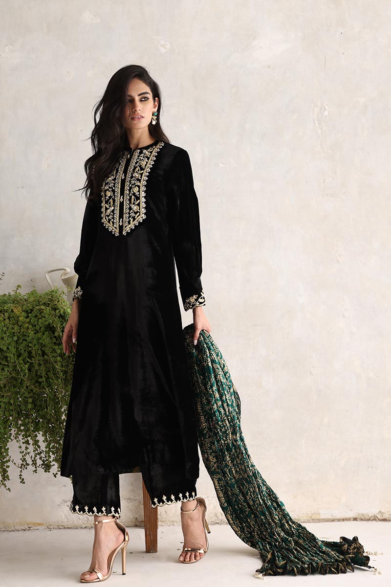 Sana Abbas | Velvet Formals | ZAAI M Black Velvet