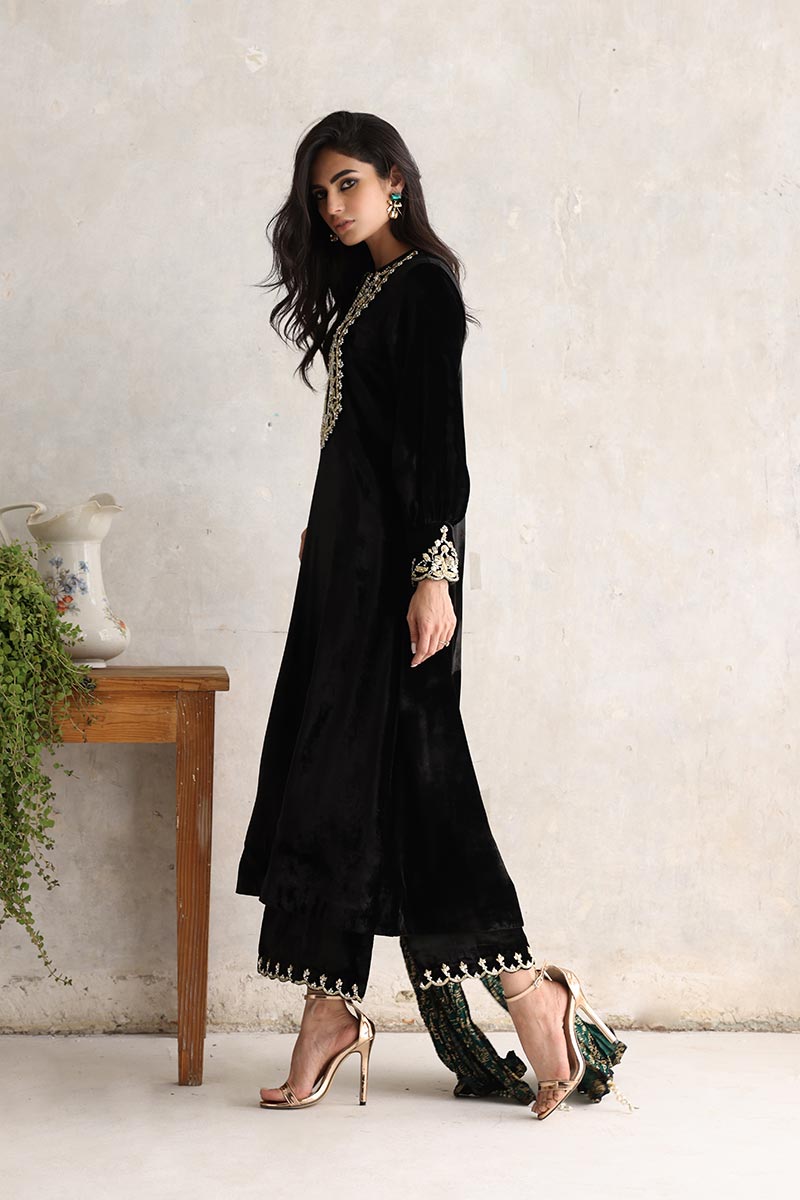 Sana Abbas | Velvet Formals | ZAAI S Black Velvet