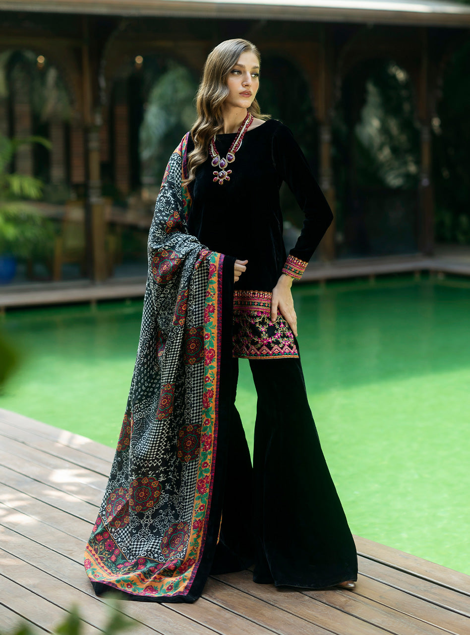 Zainab Chottani | Makhmal Luxe Pret | Zulmat L Black Velvet
