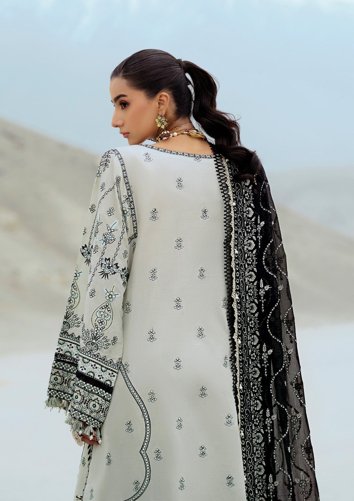 Rangrasiya | Lifestyle Summer Edit 25 | LOOK 08 S Light Gray Lawn