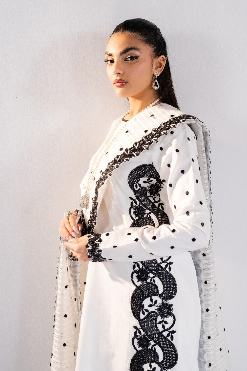 Maryum N Maria | Luna Formals | ARELA L White Grip