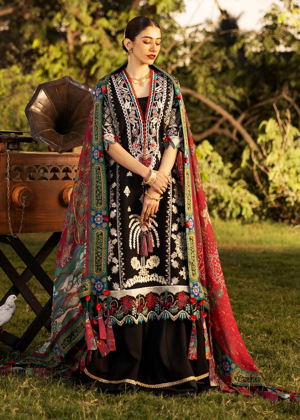 Sadaf Fawad Khan | Siraa Lawn 25 | PALM ISLAND - A M Black Lawn