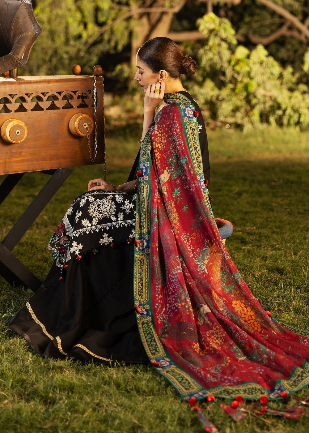 Sadaf Fawad Khan | Siraa Lawn 25 | PALM ISLAND - A L Black Lawn
