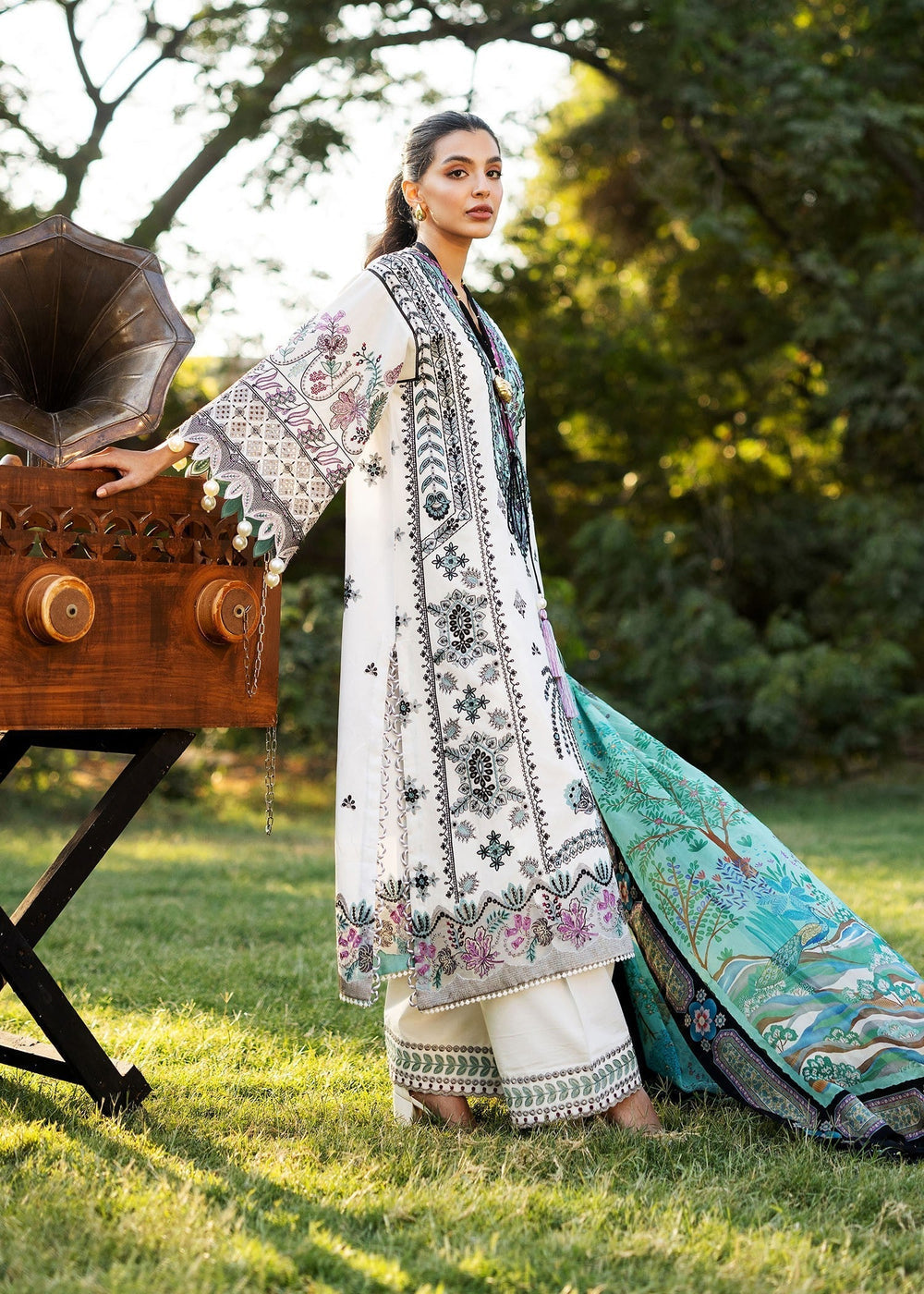 Sadaf Fawad Khan | Siraa Lawn 25 | PALM ISLAND - B XL White Lawn
