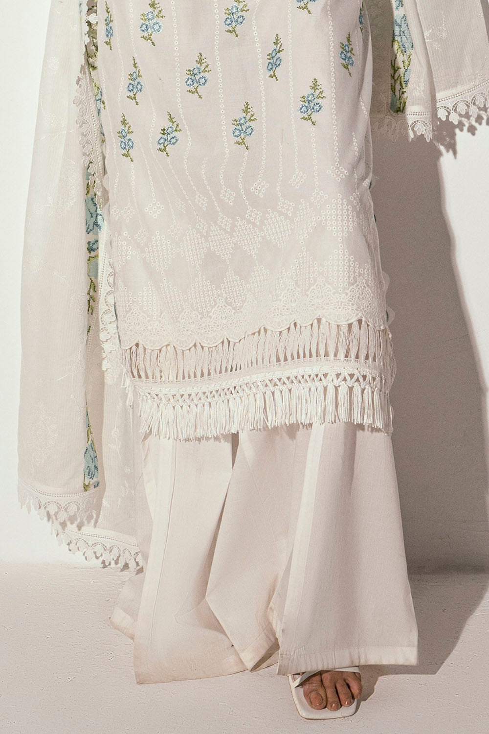 Gul Ahmed | Gul Nilofer 25 | DN-52032 L Ivory Lawn