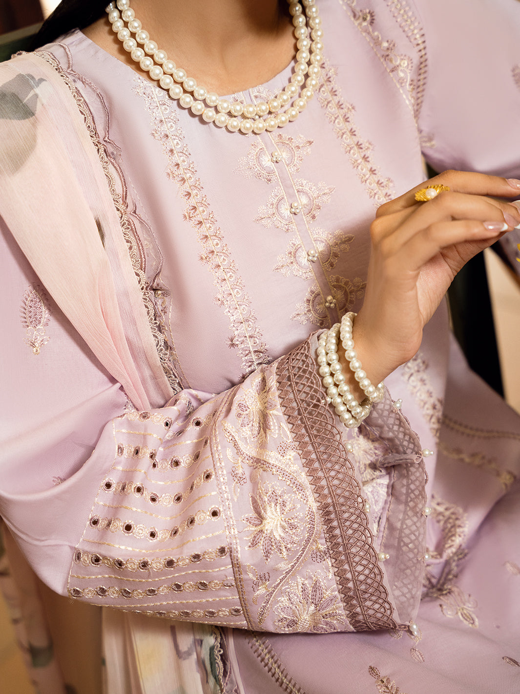 Izel | Dastak Luxury Lawn | GUL M Lilac Lawn