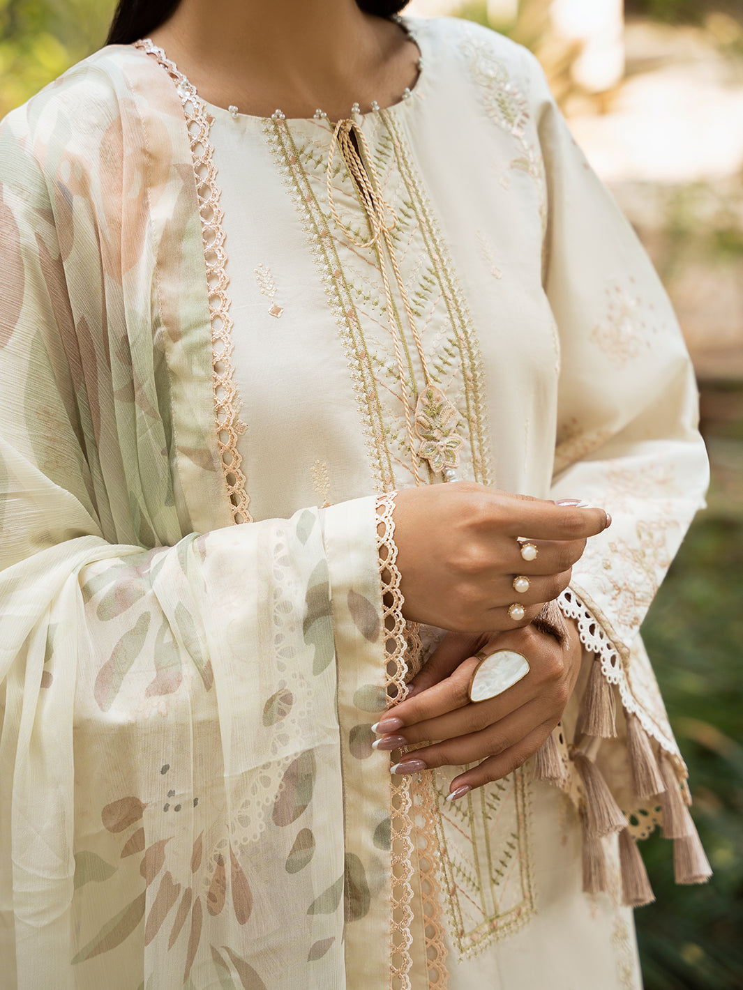 Izel | Dastak Luxury Lawn | MAAHAY M Off White Lawn