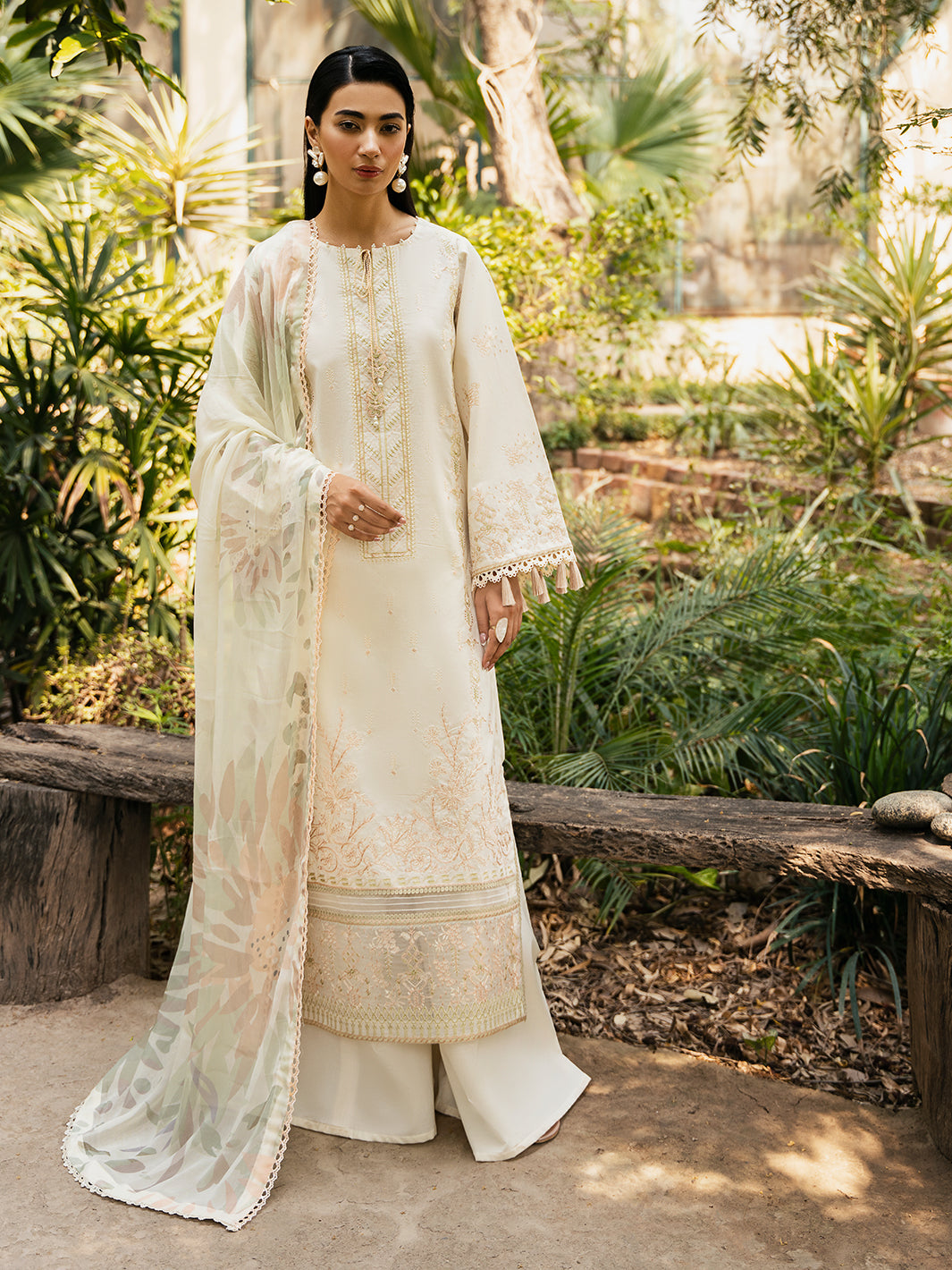 Izel | Dastak Luxury Lawn | MAAHAY XS Off White Lawn