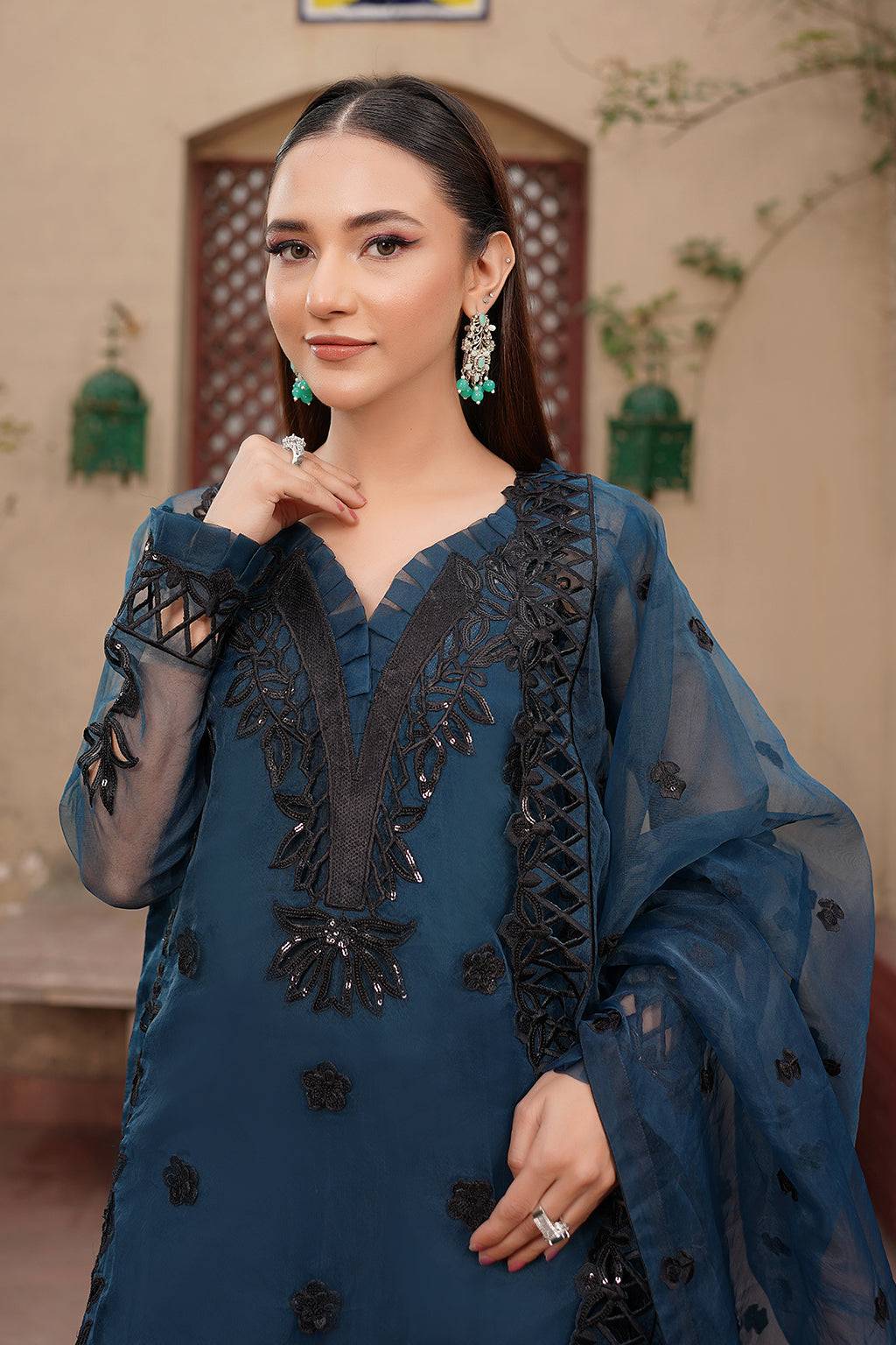 Maryams | Luxury Eid Pret | M-1102 - Pakistani Designer Dress - by Maryams | Type: Luxury - 100% Original at Saira Sultan