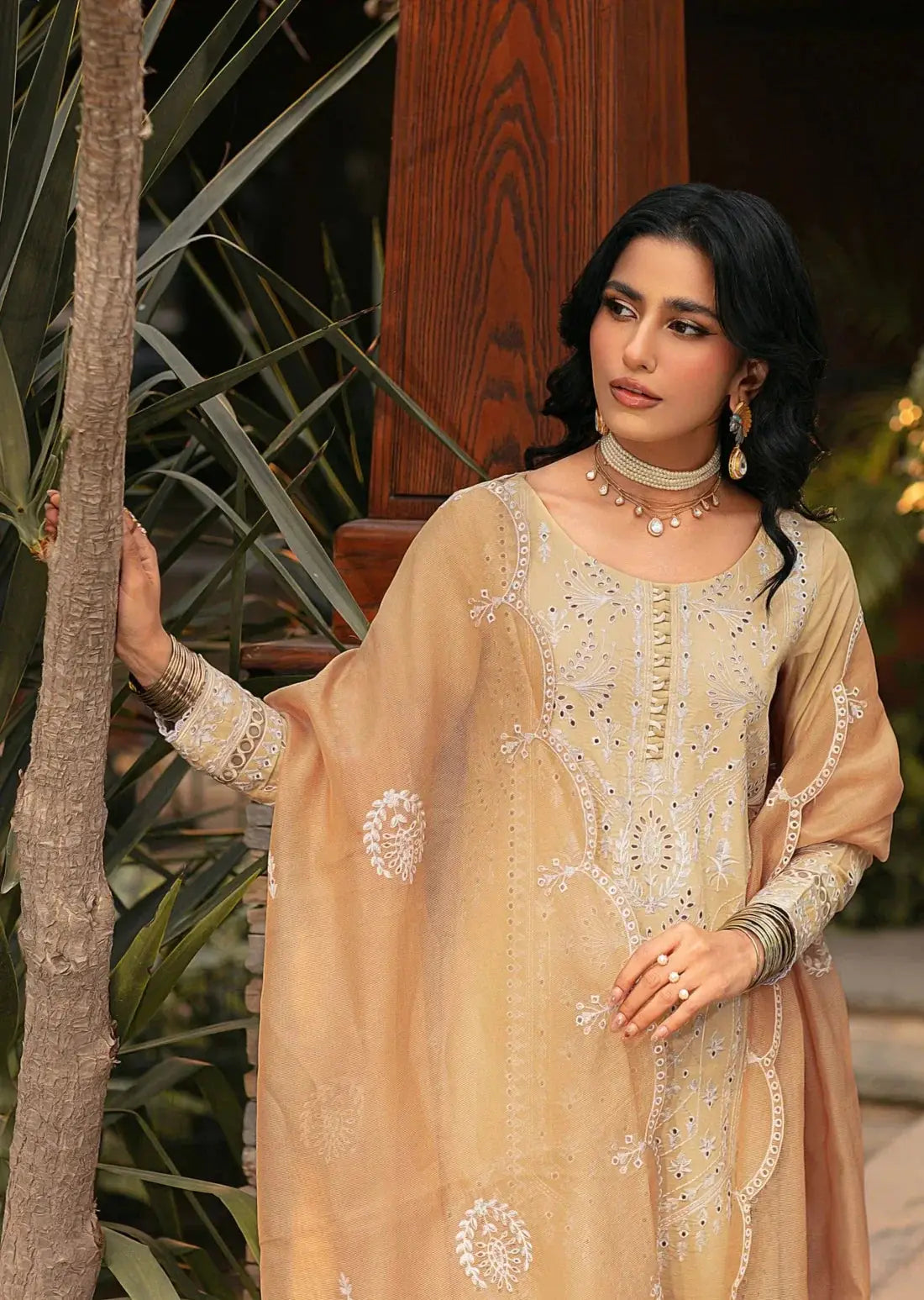 Mohagni | Muntazir Luxury Lawn 24 | CM-05 - Pakistani Designer Dress - by Mohagni | Type: Luxury - 100% Original at Saira Sultan