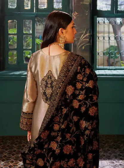Zainab Chottani | Luxury Velvet Collection 23 | Maysa - Pakistani Designer Dress - by Zainab Chottani | Type: Formal - 100% Original at Saira Sultan