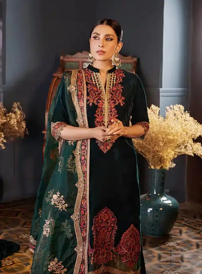 Zainab Chottani | Luxury Velvet Collection 23 | Zelena - Pakistani Designer Dress - by Zainab Chottani | Type: Formal - 100% Original at Saira Sultan